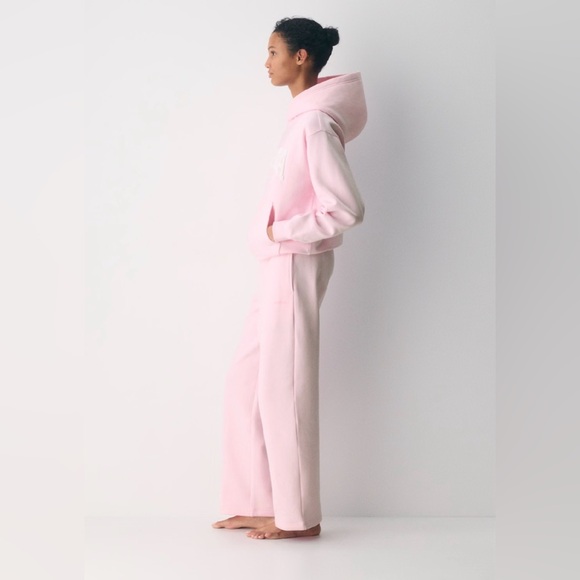 Aritzia Cozy Sweatfleece Perfect Hoodie Light Pink Embroidered Logo NWT - Picture 5 of 12